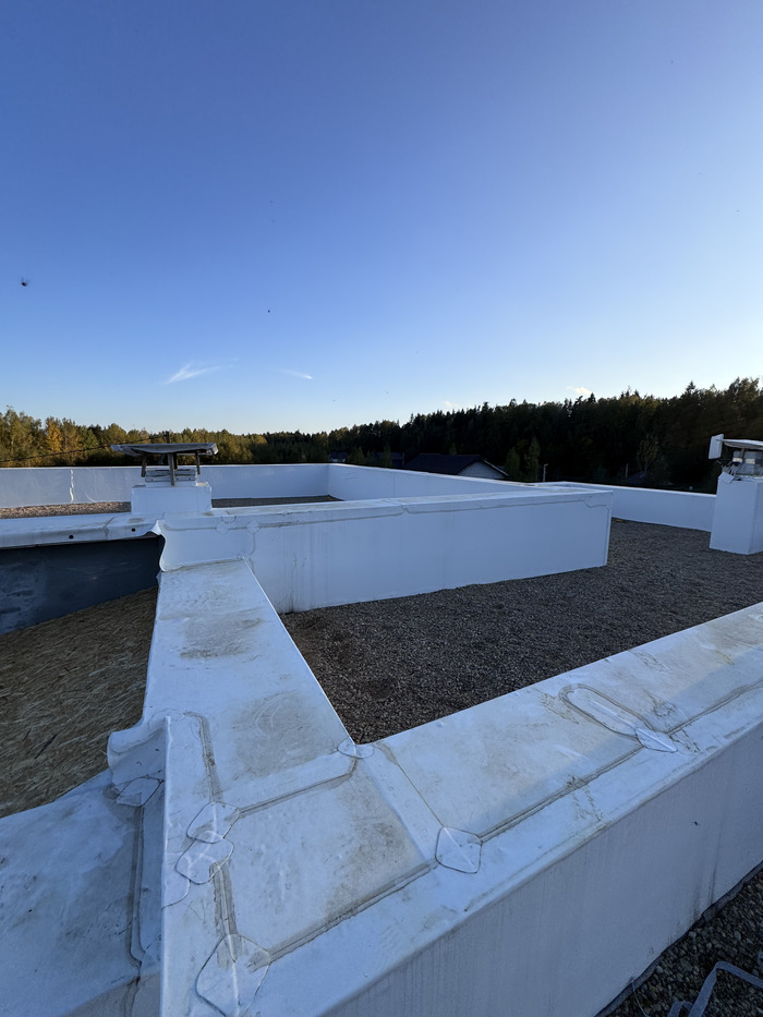 Тут грязновато, т.к. только закончили монтаж