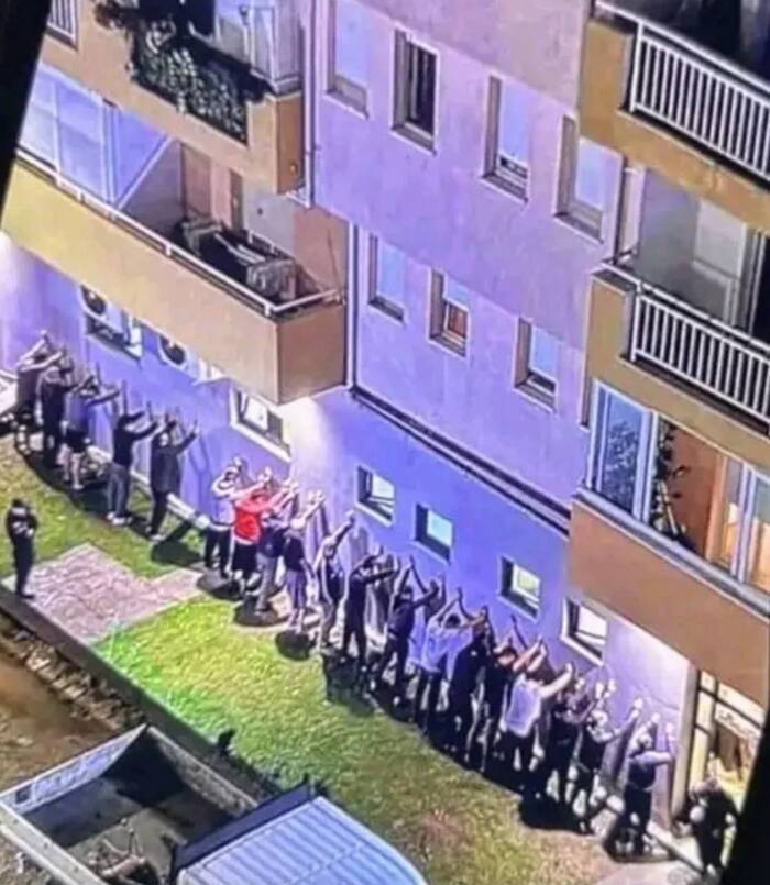Ответ на пост «В ЖК "Прокшино"массовая истерия: приезжие выбежали на улицу и стали драться»