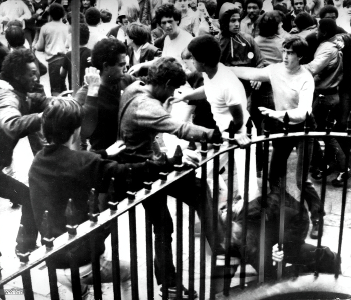 Столкновение молодёжи с полицией в Токстете, Ливерпуль, 17 августа 1981 года.