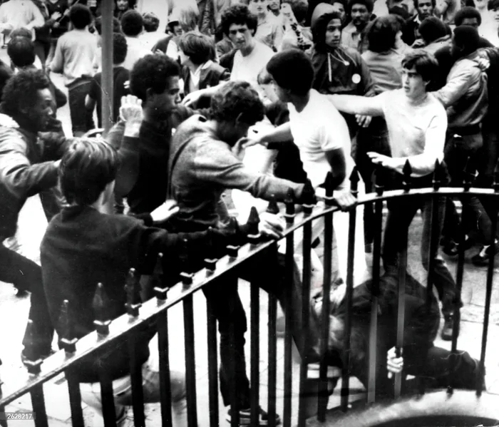 Столкновение молодёжи с полицией в Токстете, Ливерпуль, 17 августа 1981 года. Столкновение молодёжи с полицией в Токстете, Ливерпуль, 17 августа 1981 года.