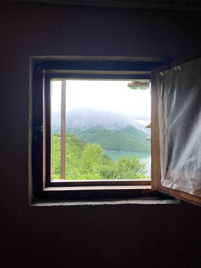 Вид в окно из горного туалета 🫠