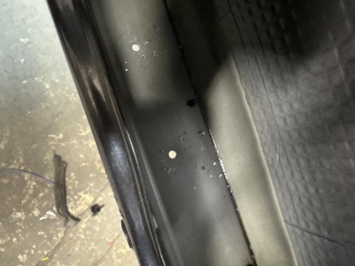 Высверливаем отверстия.