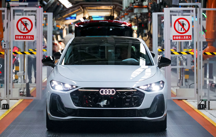 Сборка автомобилей "Ауди" на конвейере автомобильного завода FAW-Volkswagen в Китае//Фото: Илья Аверьянов/ТАСС