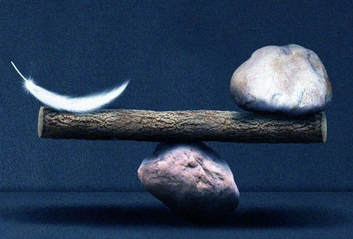 Почему никто не жалуется на дороговизну «Роллс-Ройсов», омаров, бриллиантов и украшений Фаберже