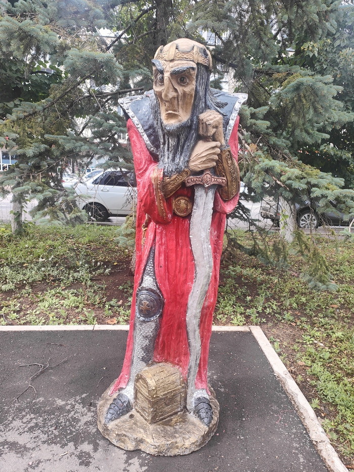 Скульптура находится в микрорайоне Дёма, город Уфа.