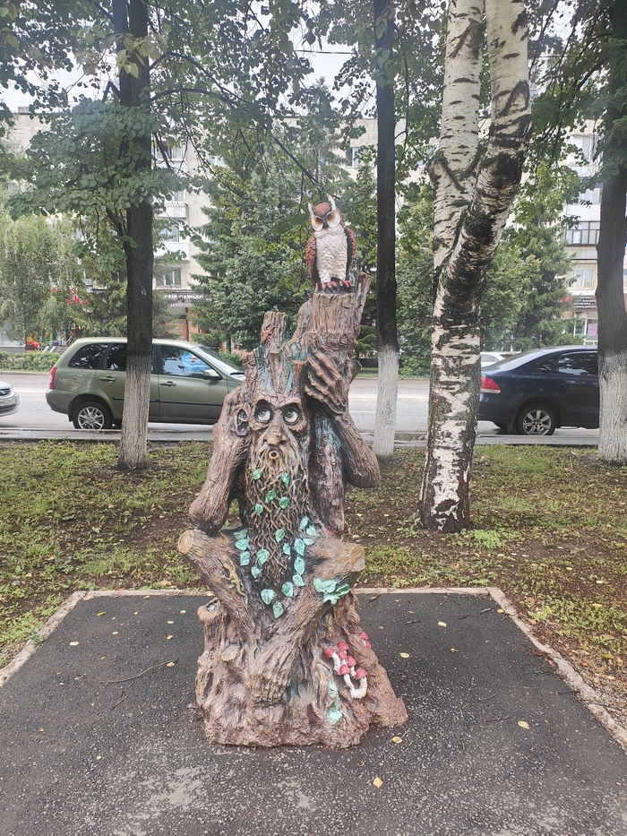 Скульптура находится в микрорайоне Дёма, город Уфа. Я не знаю что это за персонаж и откуда он.