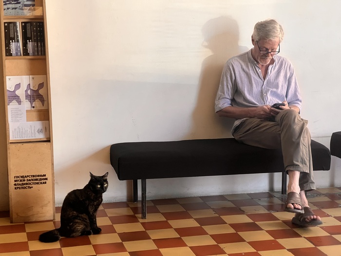 Сделано в Музее им.Арсеньева. На фото сотрудник и еще один сотрудник.