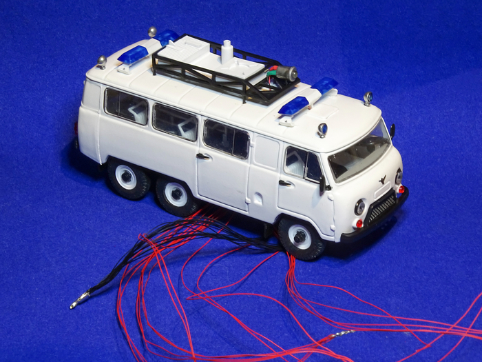 Рис. 9. Монтаж светодиодов в кузов и элементы оптики на крыше модели УАЗ-452К на службе у Охотников за привидениями в СССР