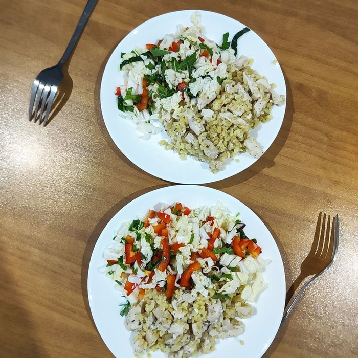 Курица с булгуром и салат из зелени — простой и домашний ужин без лишних калорий.