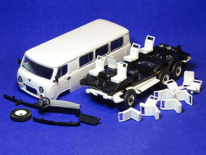 Рис. 3. Модель автомобиля УАЗ-452К от производителя «Мир отечественных моделей» в разобранном виде