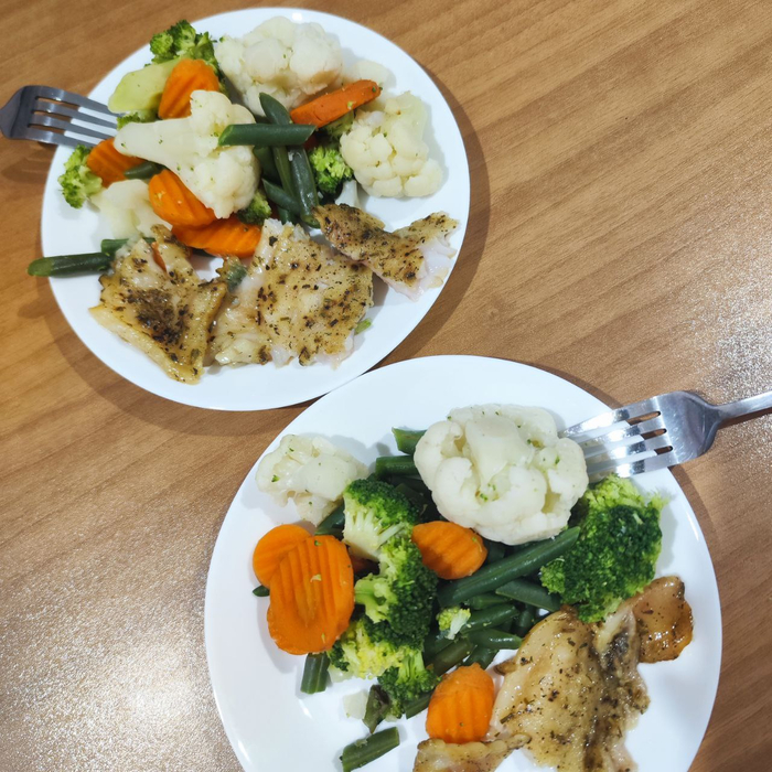 Рыба с овощами — теоретически полезно, но на практике пангасиус оказался испытанием для воли 😅