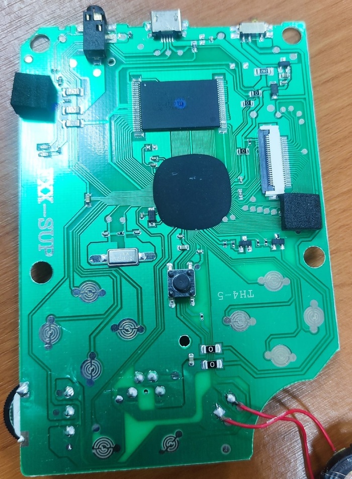 С виду трассировка у наших плат практически идентичная, особенно шина к флэшке, но почему у меня биты поменяны местами — мне так и непонятно.