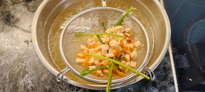 Курицу вылавливаю и отправляю остудиться. Бульон процеживаю