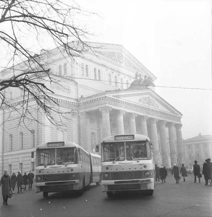Новые Икарусы у Большого театра. Москва, СССР, Октябрь 1969 года