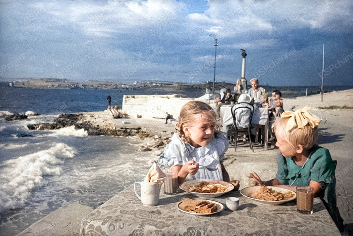 Фотограф: Евгений Халдей.