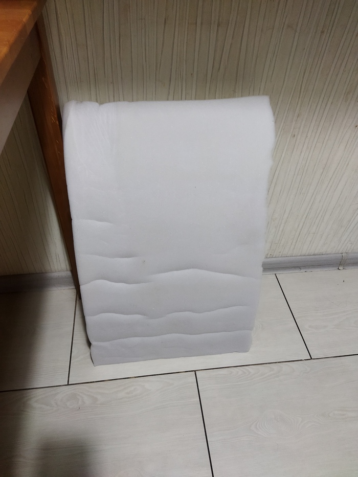 Ждал около суток, пока форму примет, т.к. запакован был в плотный рулон.