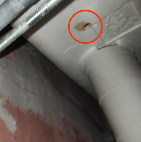 Тут видно каплю, которая собирается на краю отверстия