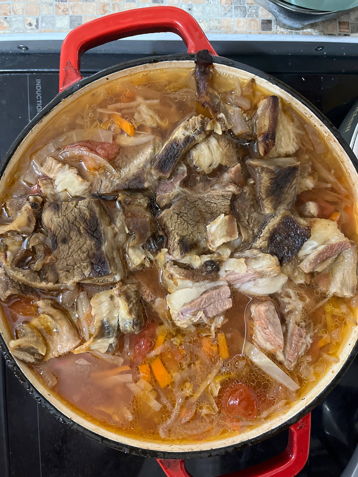 Мясо от крышки прикипело - стало только вкуснее, перемешал и стало только лучше