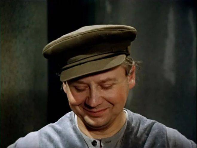 С тем же выражением лица что и на фотоколлаже наверху.