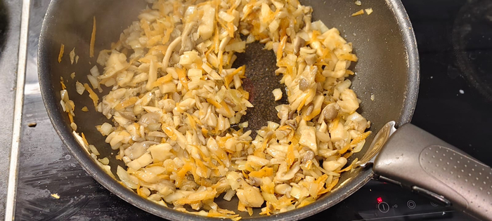 Обжариваю всё вместе, до размягчения овощей.