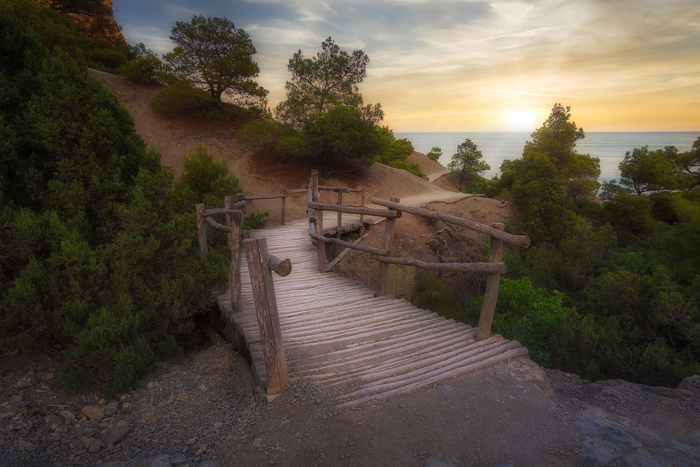 Дорожка к закатному солнцу