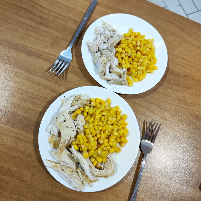 Курица, кукуруза и тост — возвращение к привычному темпу и простым блюдам.
