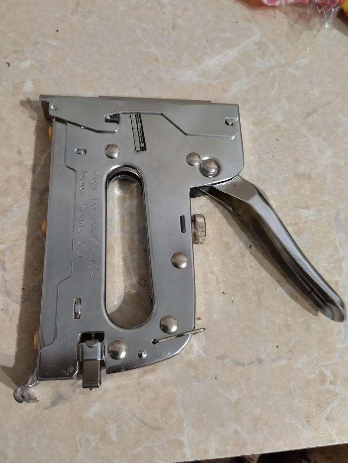 Степлер мебельный