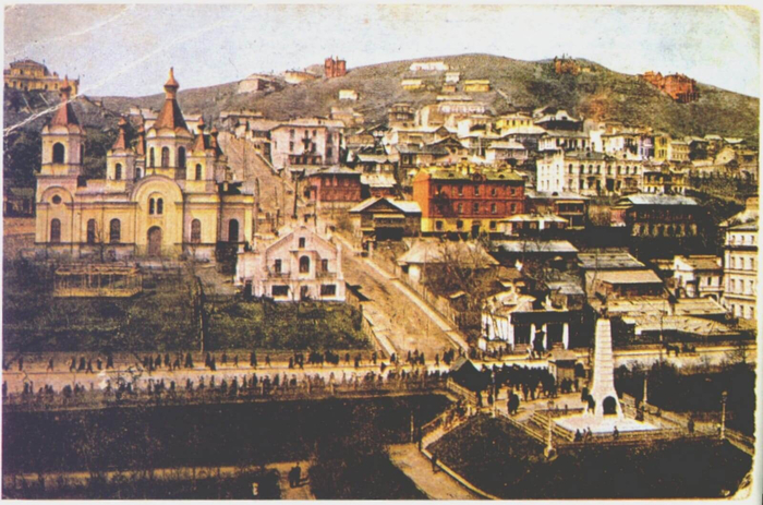 Владивосток. Памятник адм. Г И. Невельскому, Успенский собор и идущая вверх улица Успенская, нижняя часть которой уже не существует, а верхняя называется улицей Луцкого