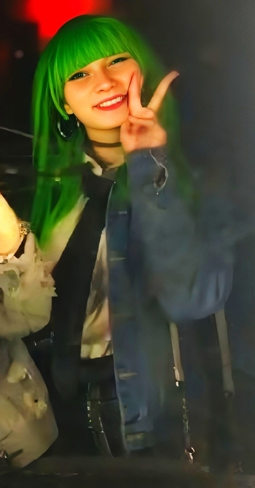 была девочка с зелёными волосами по имени Кера Смит и шатенки Мари Бизу. . Слёзы подступали к глазам ,но я держался. Послышались шаги. Подняв голову я видел Лави и её компанию. Мари и Кера встали напротив меня