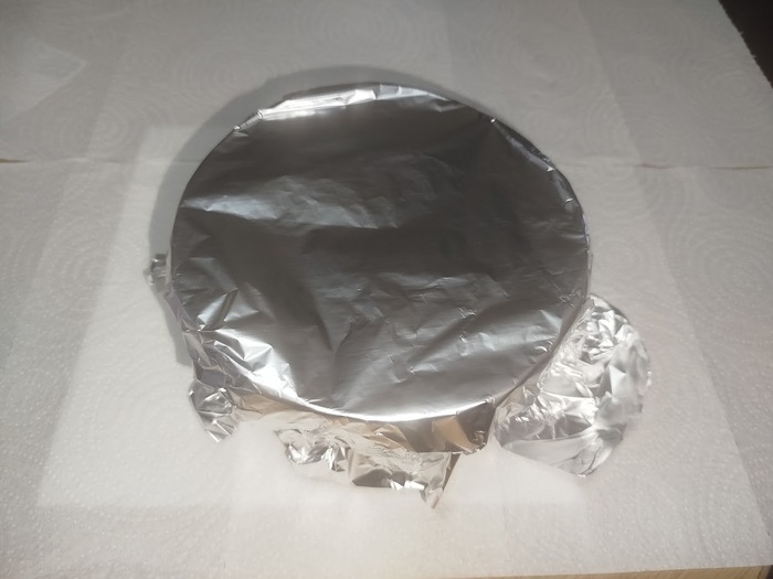 Лайфхак, кстати. Гораздо удобнее чем накрывать крышкой или другой тарелкой