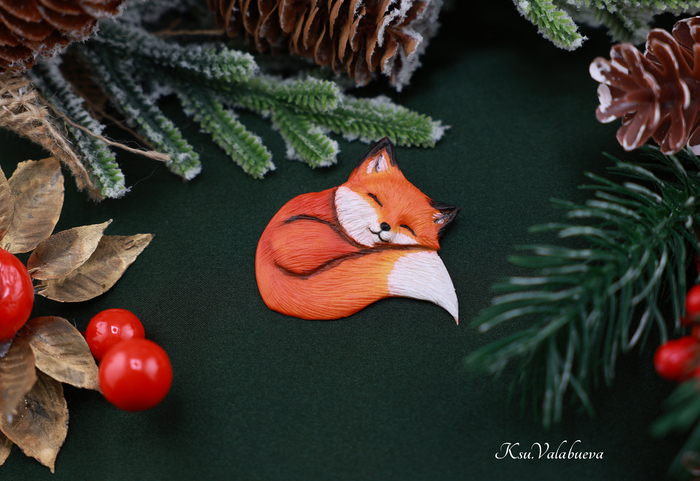 Брошь «Спящий лисёнок»