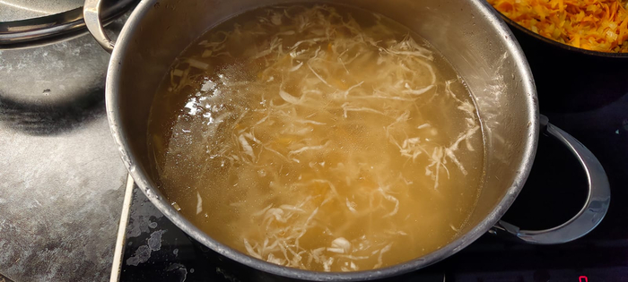 Кастрюлю ополоснул и вылил в неё бульон. Закинул капусту