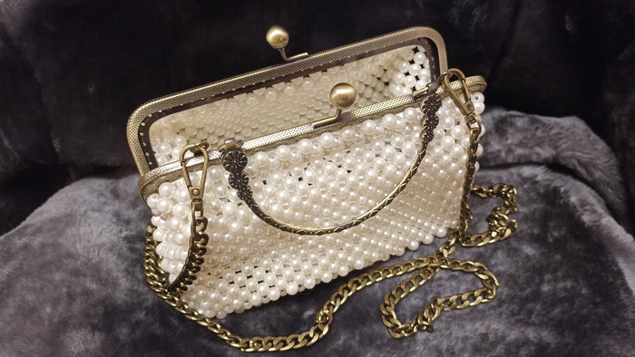 Мне очень нравится как легко она открывается-закрывается. Фермуар намного удобнее молнии.