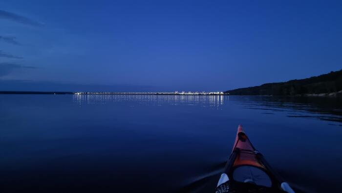 Плотина превратилась в огромный светящийся город посреди реки.