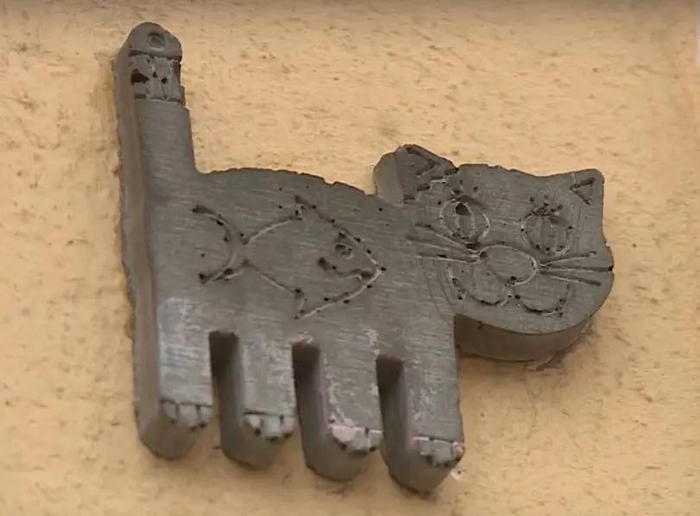 На фасадах домов в Рязани появились скульптуры котов