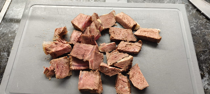 Мясо режу на куски