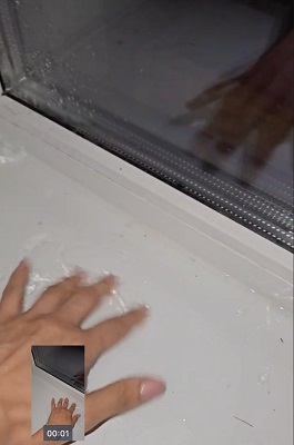 Вот так протекают окна. Но застройщик не приходит чинить их ни через заявки в приложении, ни по звонкам, ни через офис УК, ни по электронным письмам, ни через сайт <!--noindex--><a href="https://pikabu.ru/story/kak_zastroyshchik_samolet_izbegaet_garantiynogo_remonta_pochemu_u_vas_ne_budet_garantiynogo_remonta_chitat_do_pokupki_chast_1_iz_2_13511493?u=http%3A%2F%2Fsamolet.ru&t=samolet.ru&h=bedea97fa4519fda933b9b316e96c3e5eeb57b95" title="http://samolet.ru" target="_blank" rel="nofollow noopener">samolet.ru</a><!--/noindex-->, ни через Аппарат Президента. ГЖИ отвечает "у вас заливов нет", звоните ДиКаприо