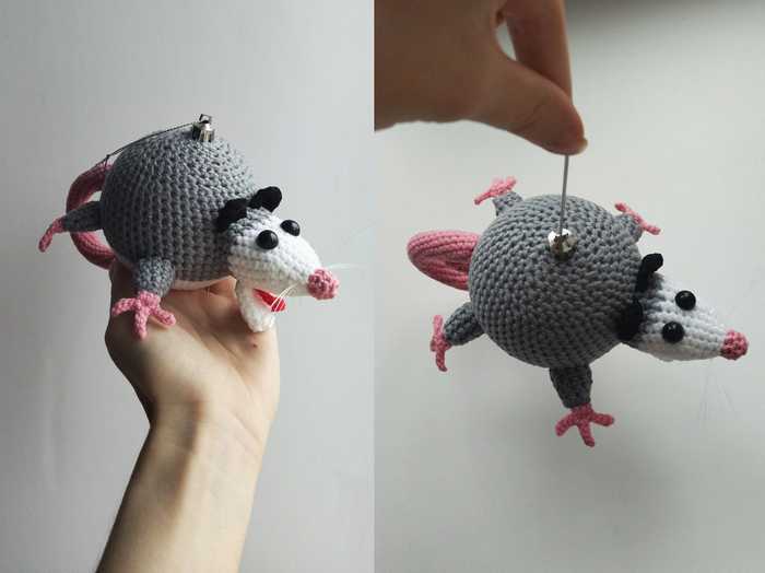 Висит. Орёт.