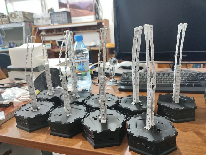 Кусочки светодиодной ленты на подставках