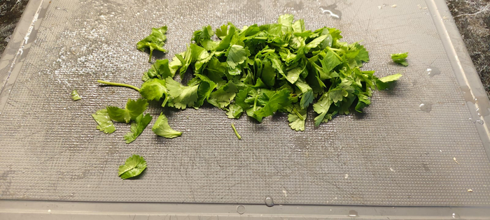 Нарезаю кинзу