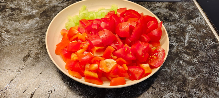 Очищаю и нарезаю сельдерей, перец и томаты