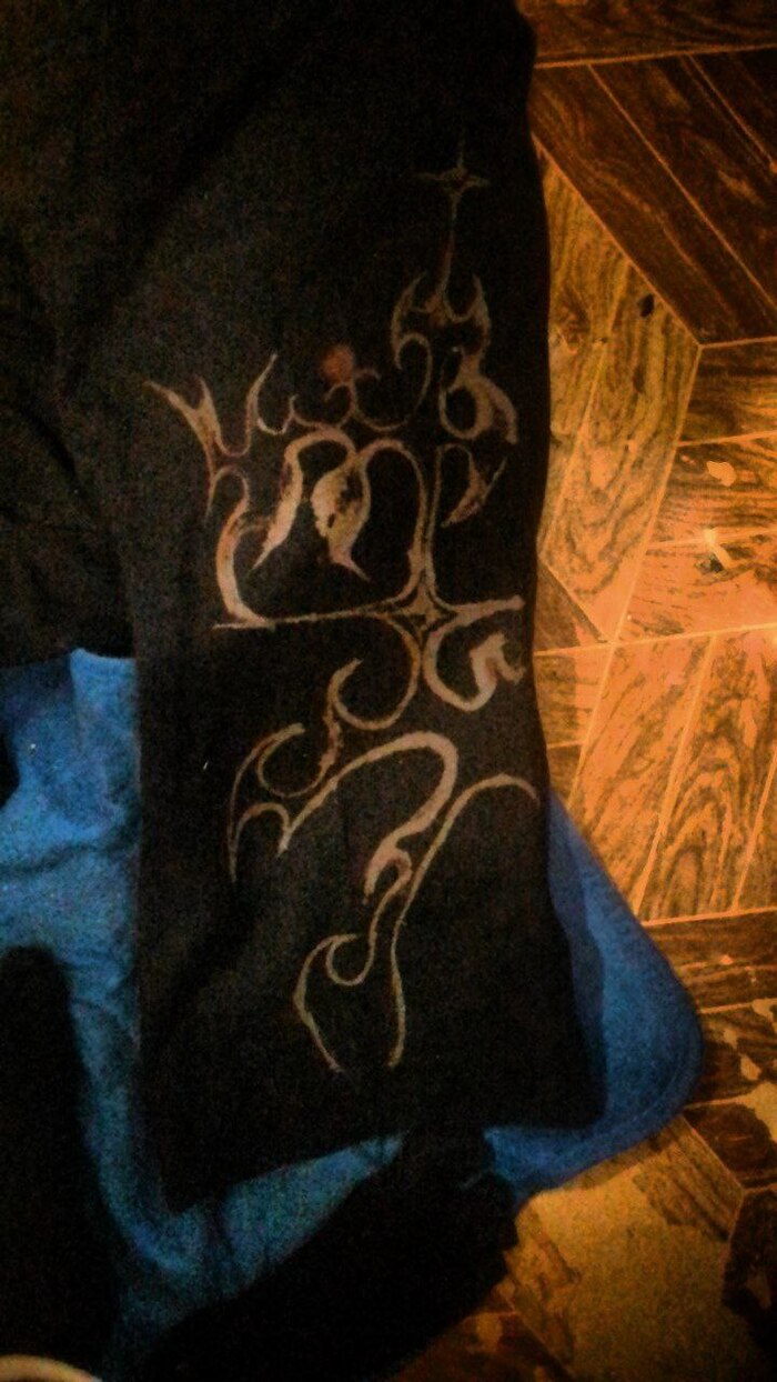 это рисунок белезной/отбеливателем на штанах (а еще тут плохо видно но варежки для ног типо для каждого пальца отдельная норка) мне понравилочь рисовать хлоркой по этому я потом нарисовала еще сороконожку на куртке но фоток не осталось