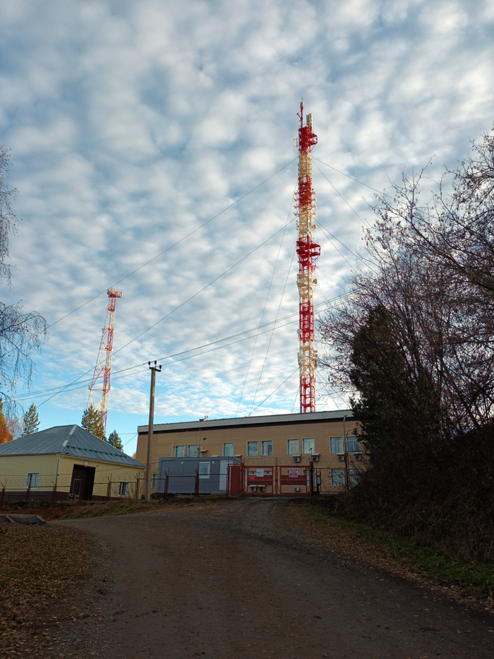 По дороге на верх, вас встретит советская телерадиостанция (100м), всё ещё в строю)