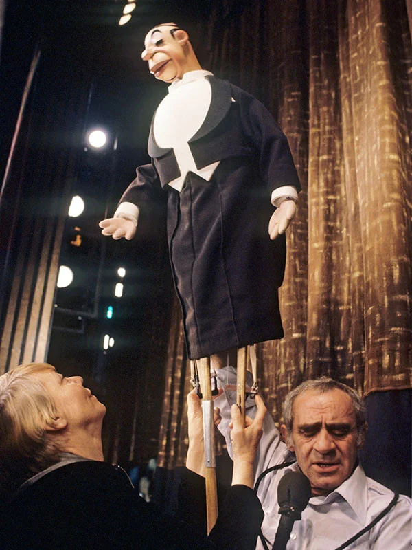 Пародийно-сатирический спектакль Необыкновенный концерт. Артисты-кукловоды Зиновий Гердт и Елена Сипавина. Кукла-конферансье - Эдуард Апломбов. 25 ноября 1979 года Пародийно-сатирический спектакль Необыкновенный концерт. Артисты-кукловоды Зиновий Гердт и Елена Сипавина. Кукла-конферансье - Эдуард Апломбов. 25 ноября 1979 года