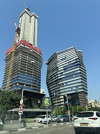 Завершенная башня ToHa 1 (справа) и строящаяся башня ToHa 2 (слева) в 2024 году