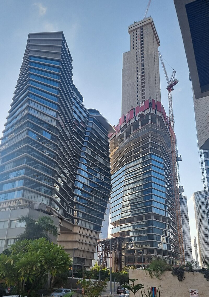 Строящаяся башня ToHa 2, слева — башня ToHa 1. Октябрь 2024 г.