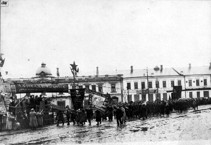 Демонстрация в честь восьмой годовщины Октябрьской революции. Колонна демонстрантов у места закладки памятника В. И. Ленину. ГА ТО, Ф. Р-3097 Ф Оп. 1 Д. 378.