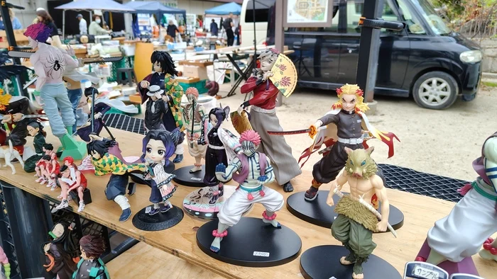 Много фигурок из аниме, на любой вкус и карман. 