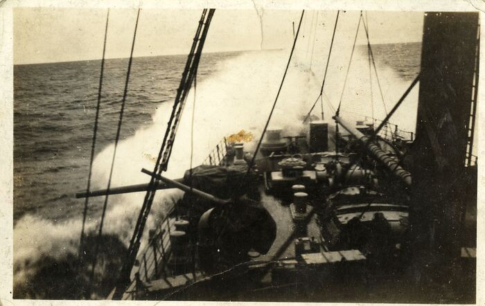 Вид на бак транспорта USS Von Steuben. Хорошо видны 127-мм и 76-мм орудия