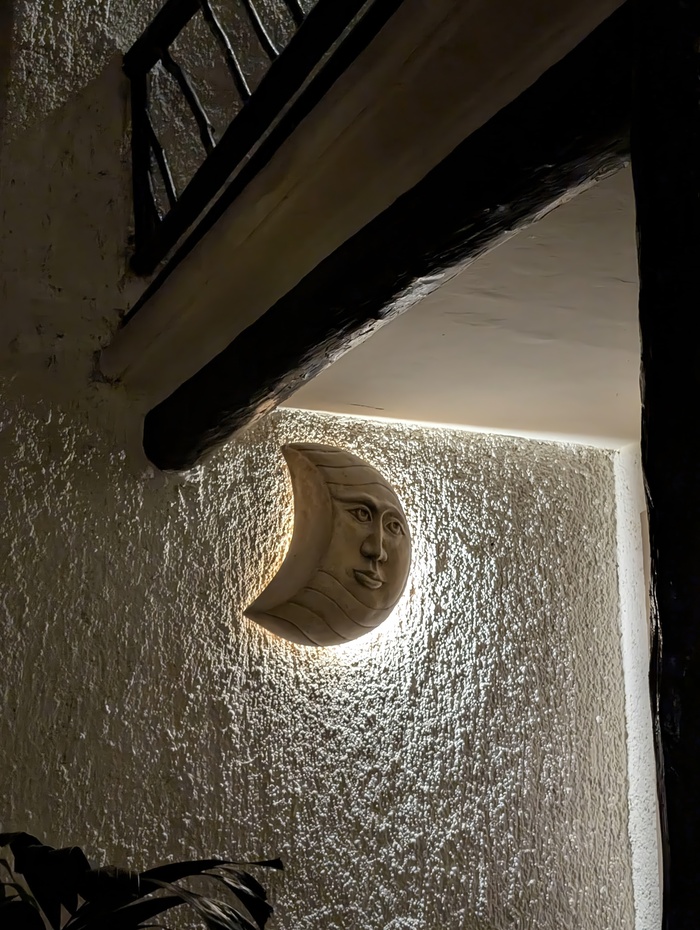 Почему все лампы в моём отеле похожи на Николаса Кейджа?